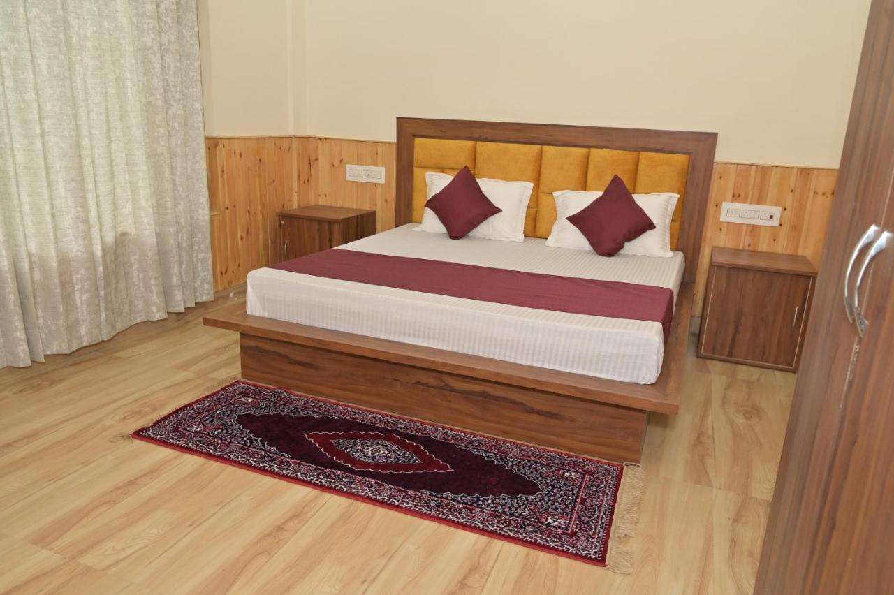Hotel Royal Galaxy Tirthan Banjār Buitenkant foto