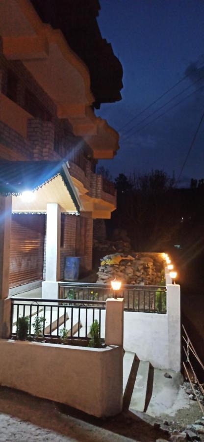 Hotel Royal Galaxy Tirthan Banjār Buitenkant foto
