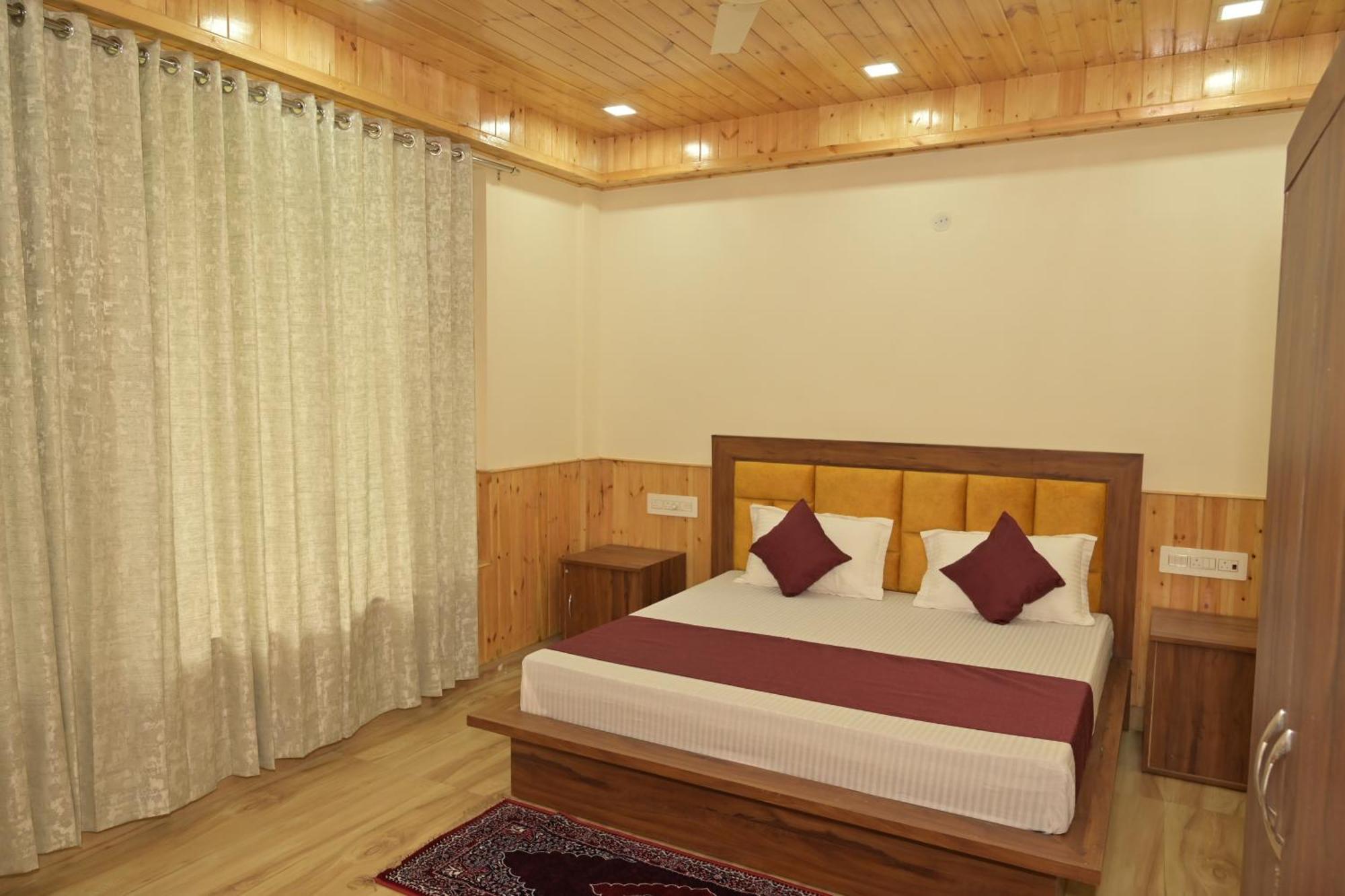 Hotel Royal Galaxy Tirthan Banjār Buitenkant foto