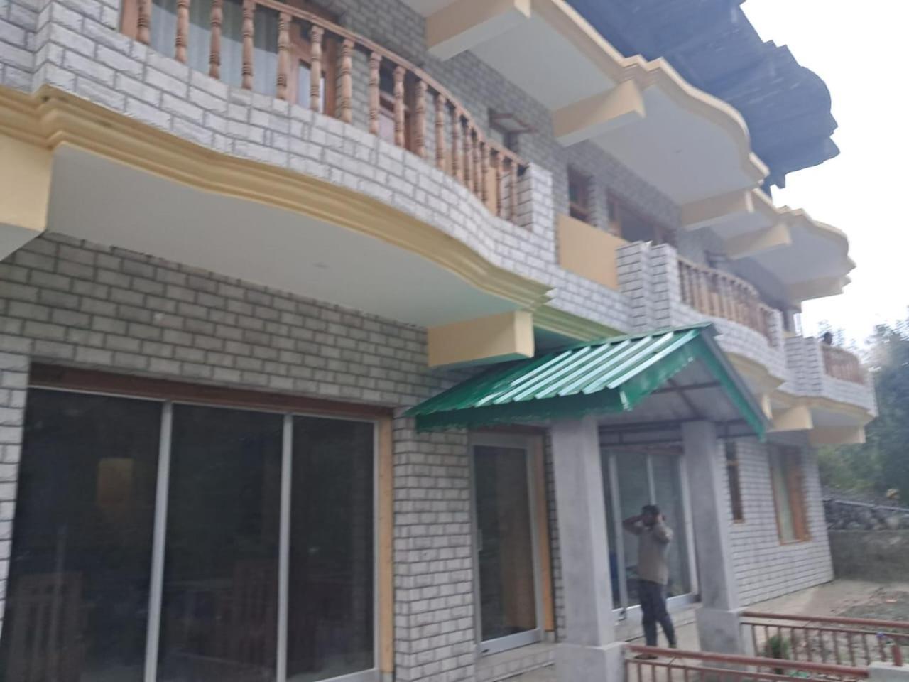 Hotel Royal Galaxy Tirthan Banjār Buitenkant foto