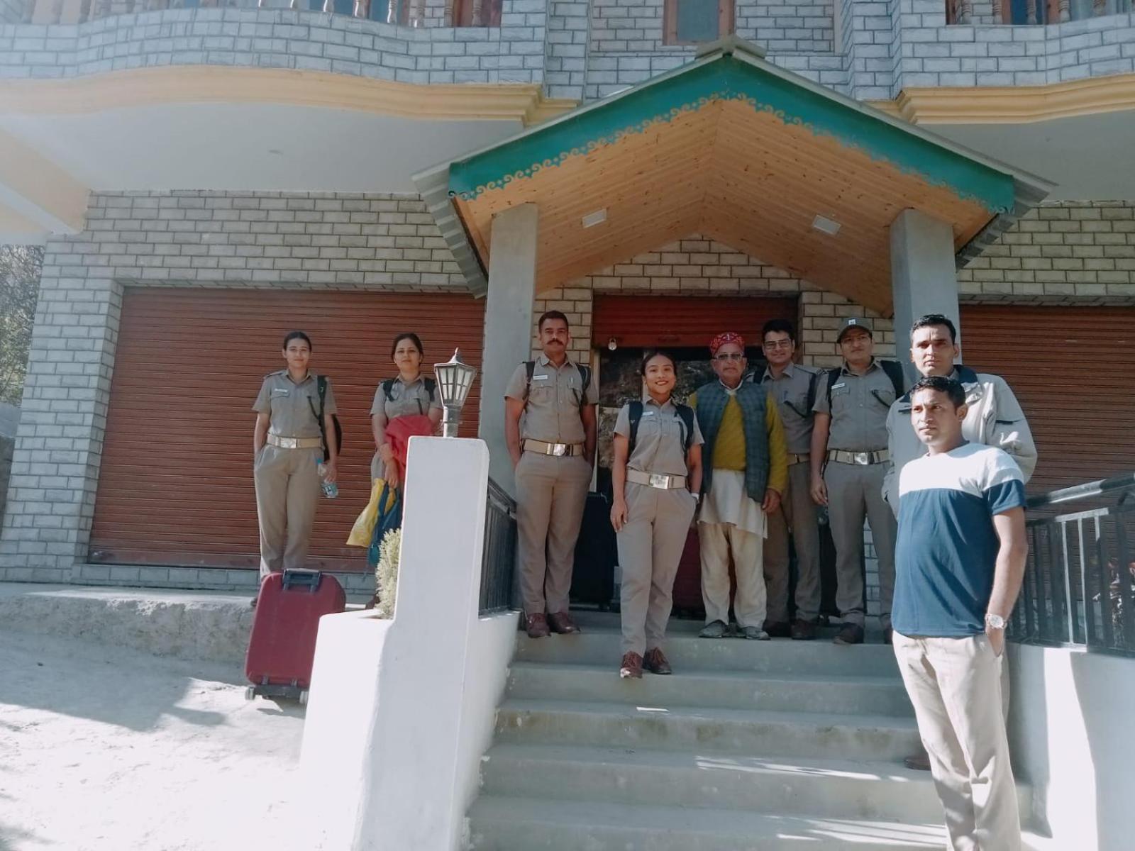 Hotel Royal Galaxy Tirthan Banjār Buitenkant foto