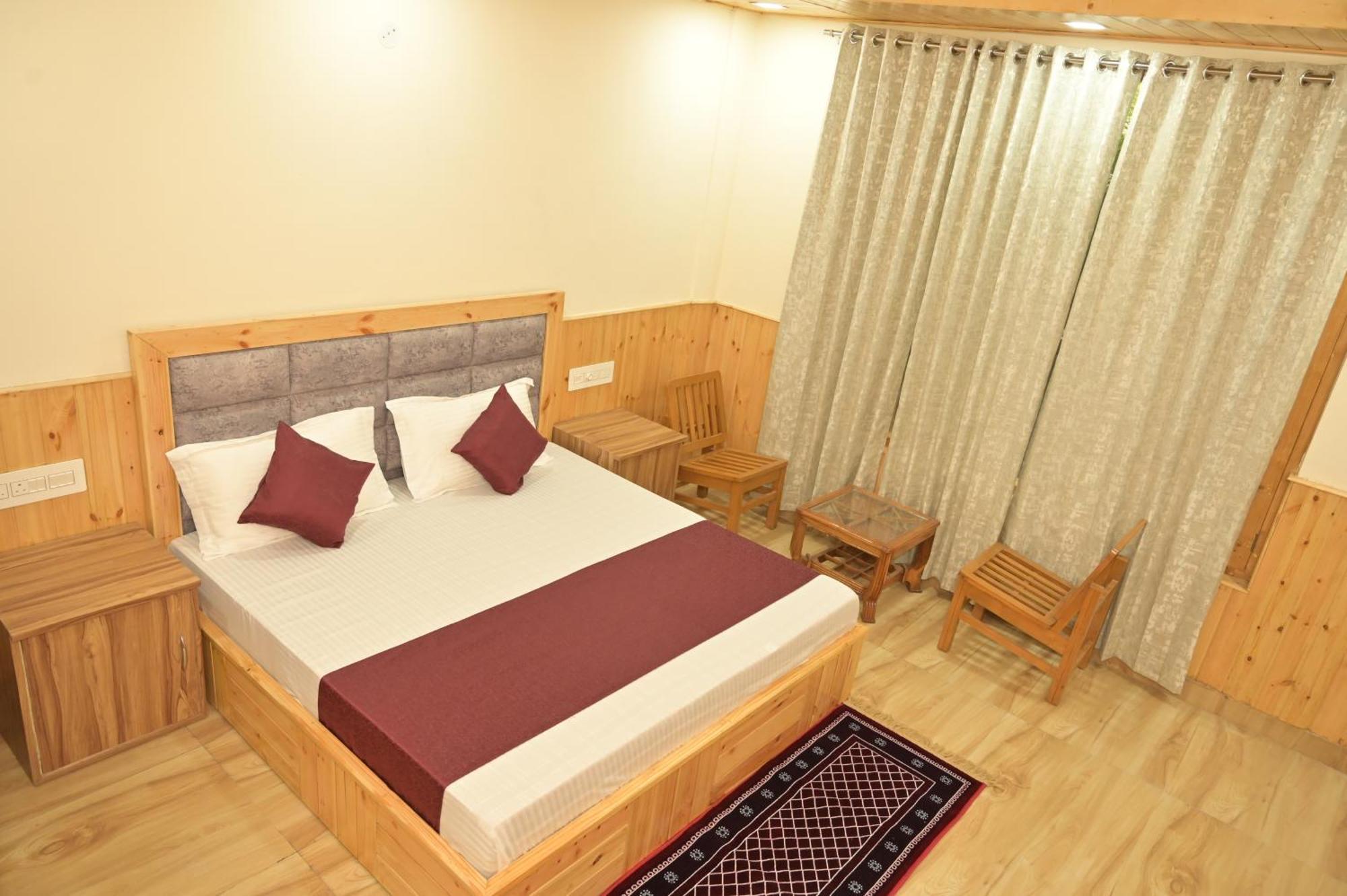 Hotel Royal Galaxy Tirthan Banjār Buitenkant foto