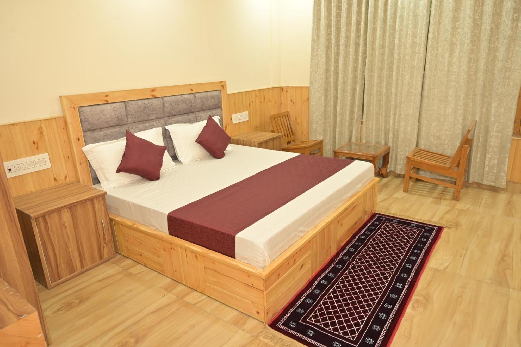 Hotel Royal Galaxy Tirthan Banjār Buitenkant foto