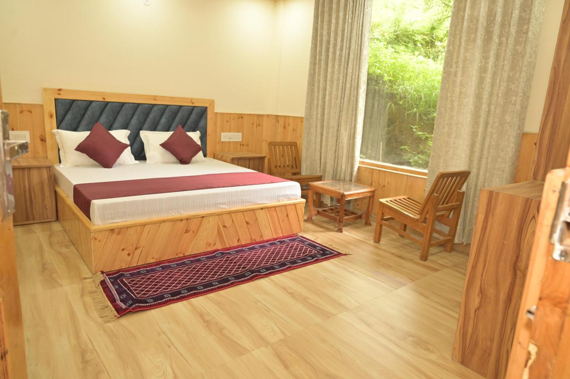 Hotel Royal Galaxy Tirthan Banjār Buitenkant foto