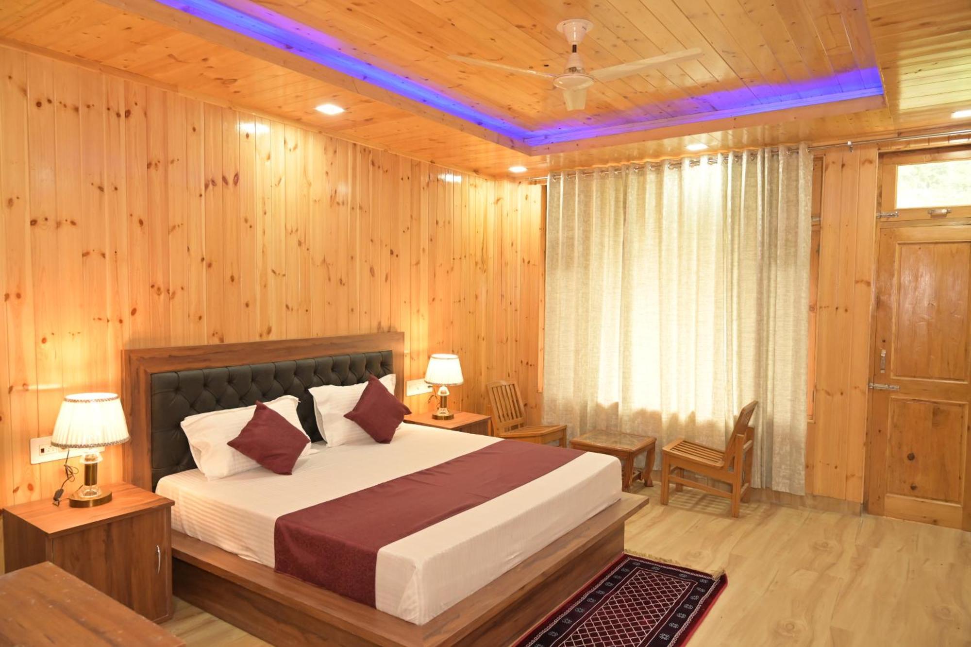 Hotel Royal Galaxy Tirthan Banjār Buitenkant foto