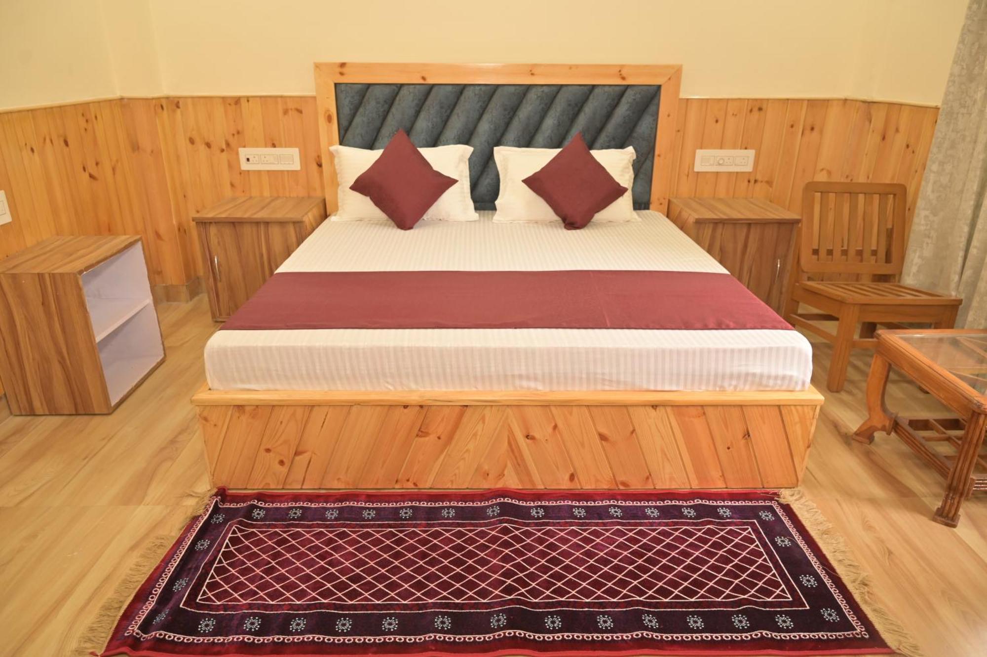 Hotel Royal Galaxy Tirthan Banjār Buitenkant foto