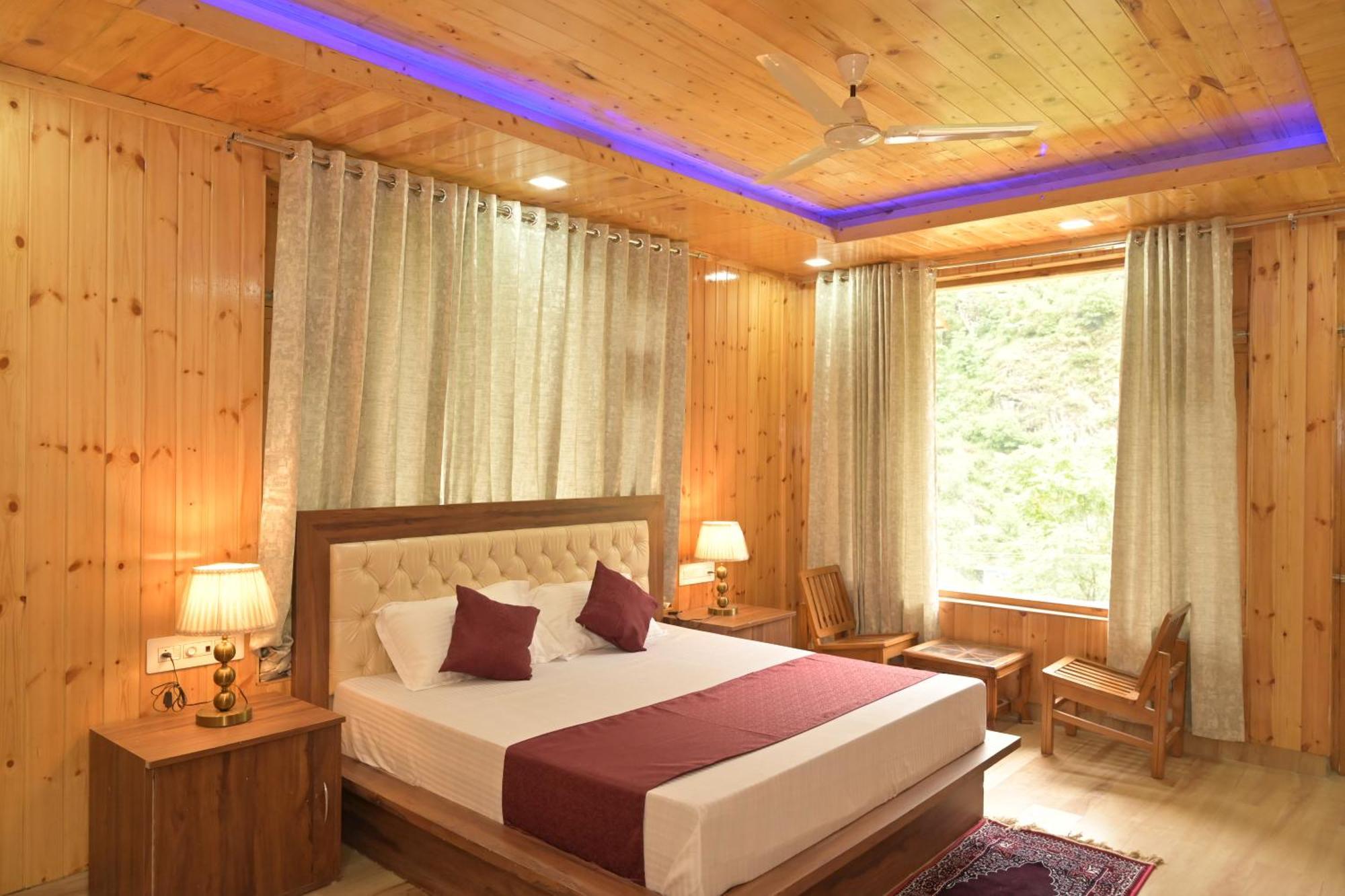 Hotel Royal Galaxy Tirthan Banjār Buitenkant foto