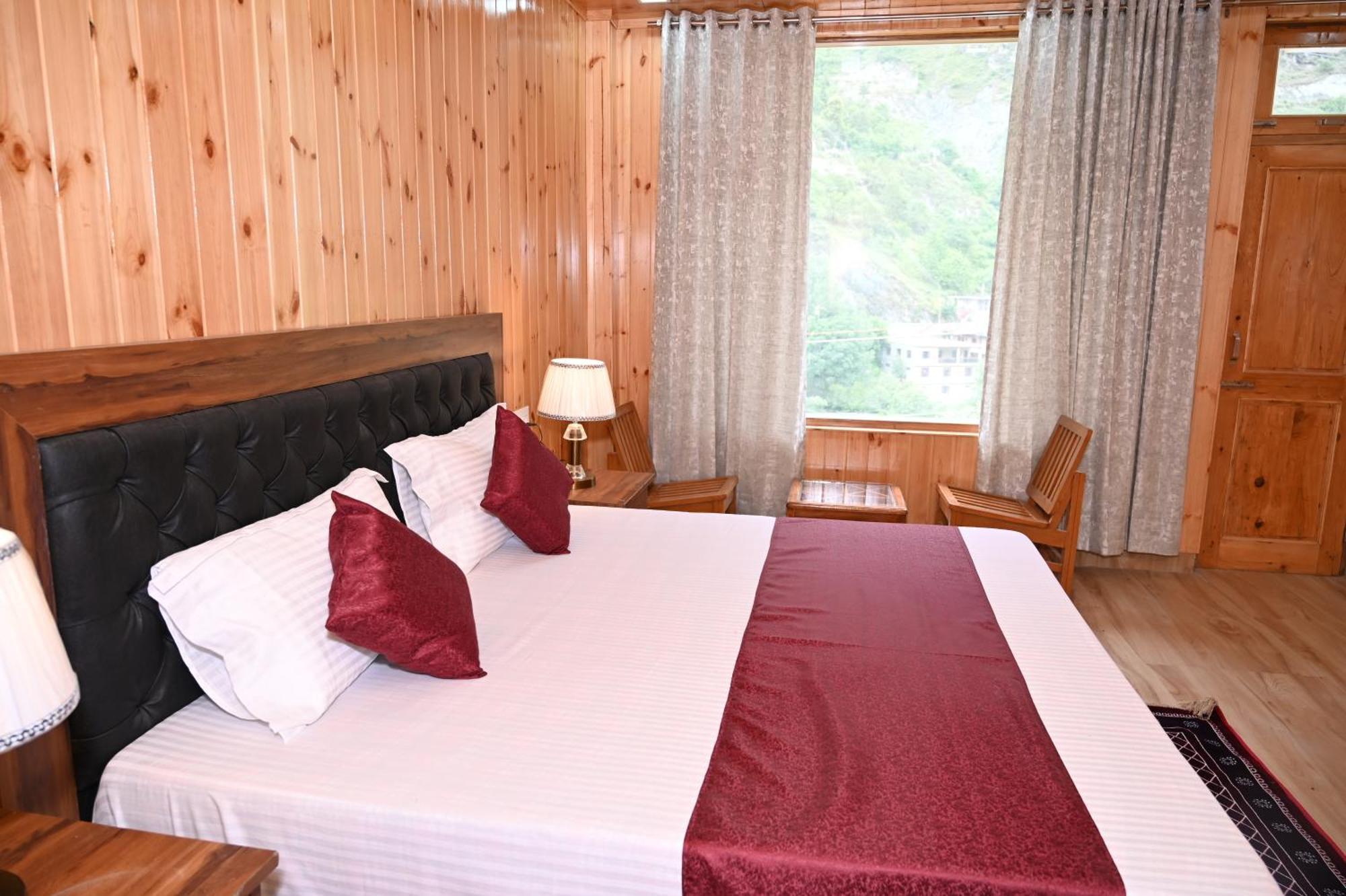 Hotel Royal Galaxy Tirthan Banjār Buitenkant foto