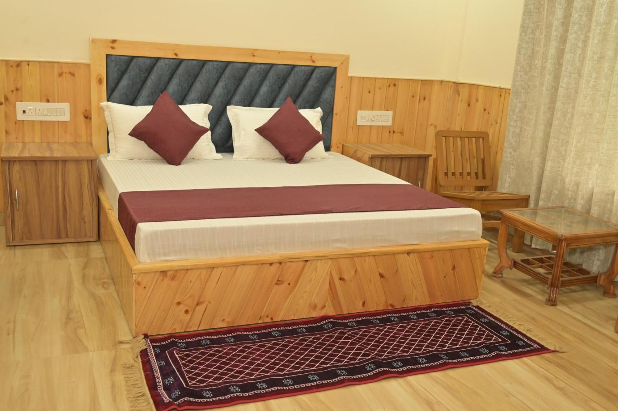 Hotel Royal Galaxy Tirthan Banjār Buitenkant foto