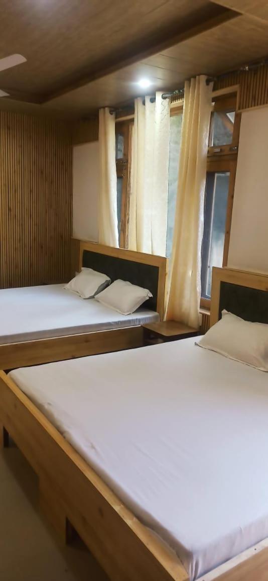 Hotel Royal Galaxy Tirthan Banjār Buitenkant foto